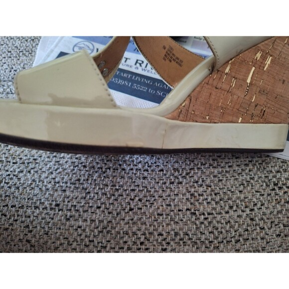 Sofft Anita CreamPatent Leather Wedge Sandals size 8M Womens - Picture 11 of 11